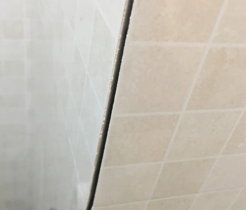 抚宁瓷砖空鼓维修公司分享阳台瓷砖脱落的修复过程可以分为以下几个步骤